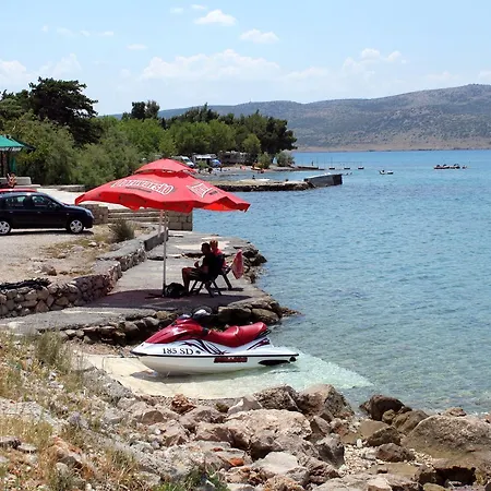 Gostinjska kuća Triple Starigrad 6637c 3*